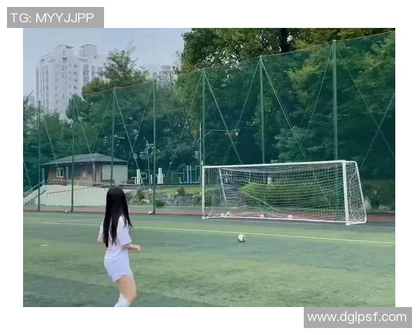 足球明星与女生亲密合照展现青春活力与运动魅力的完美瞬间 足球明星与女生亲密合照展现青春活力与运动魅力的完美瞬间