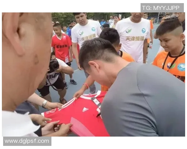 足球明星与路人亲密合照瞬间视频记录引发热议与关注 足球明星与路人亲密合照瞬间视频记录引发热议与关注