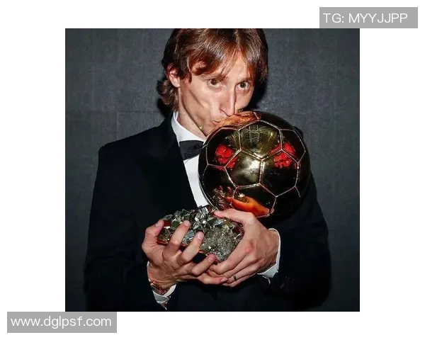 震惊世界足球界传奇球星意外去世引发全球哀悼与追忆 震惊世界足球界传奇球星意外去世引发全球哀悼与追忆